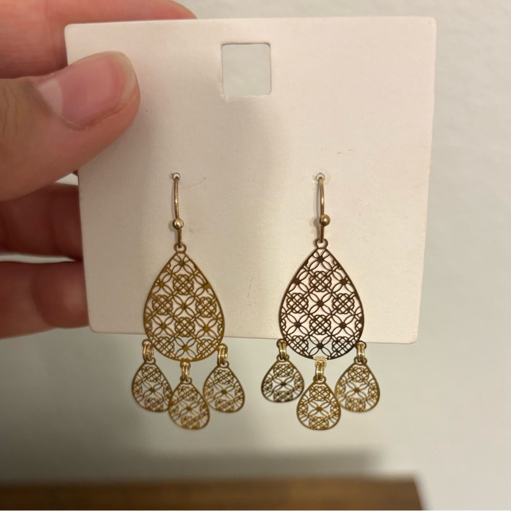 🔴2/$10- Elegant Gold Filigree Teardrop Earrings